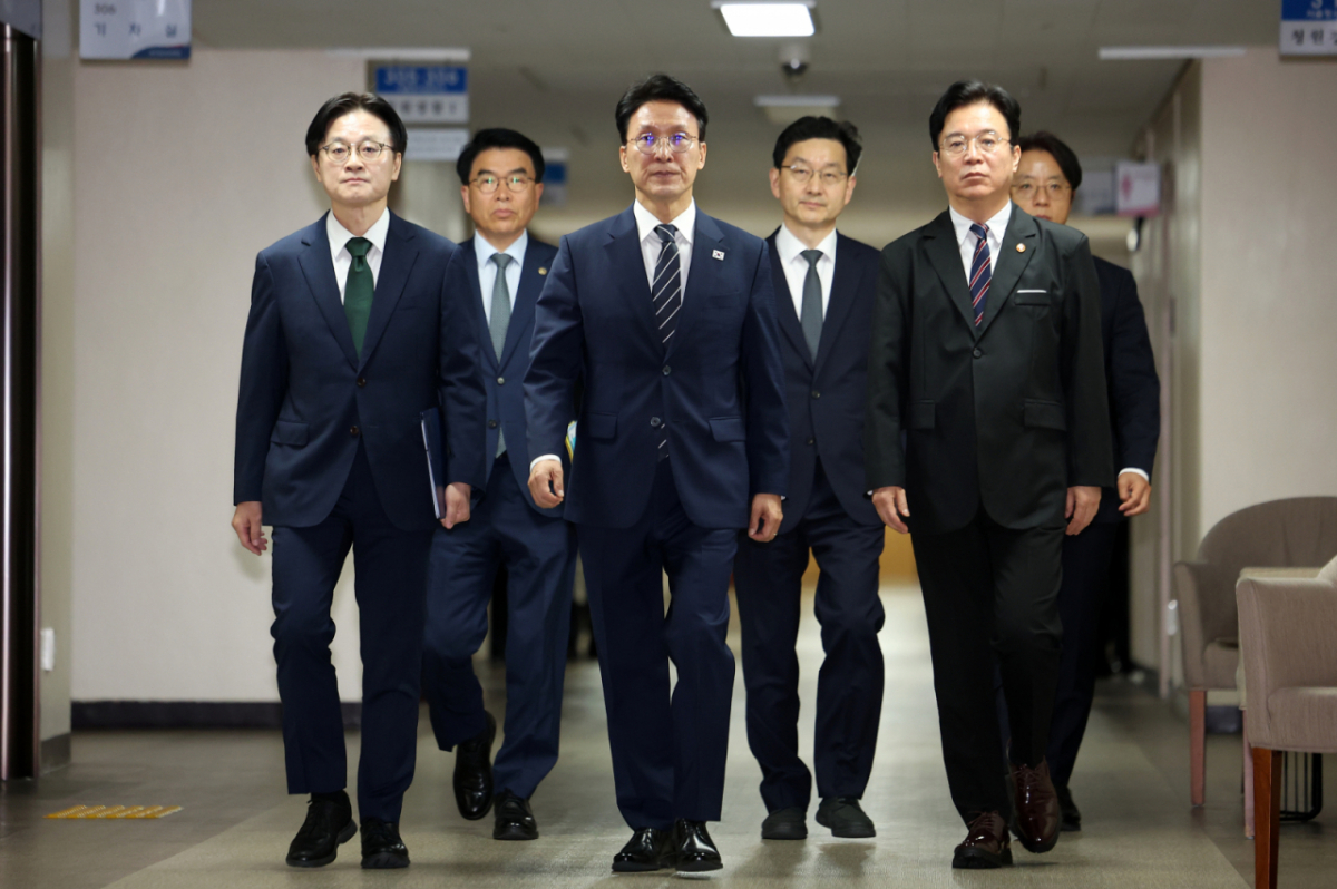 김민석 국무총리(사진 가운데)가 17일 서울 종로구 정부서울청사에서 삼성전자 파업 관련 대국민 담화를 발표하기 위해 브리핑실로 향하고 있다./사진제공=뉴시스