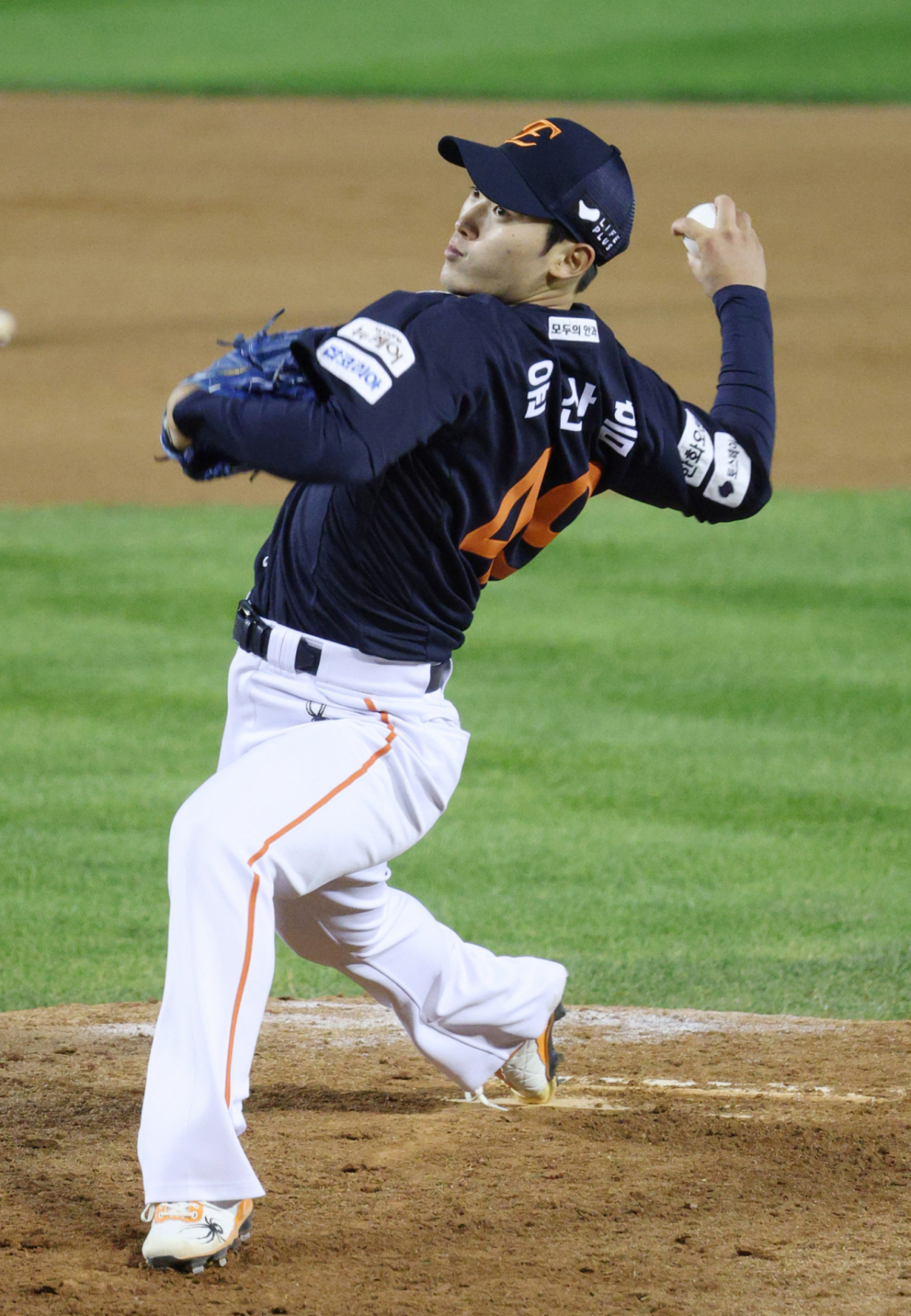 2025 KBO리그 한국시리즈 2차전 LG 트윈스 대 한화 이글스전이 27일 잠실야구장에서 열렸다.  한화 윤산흠이 역투하고 있다. /사진=김진경 대기자