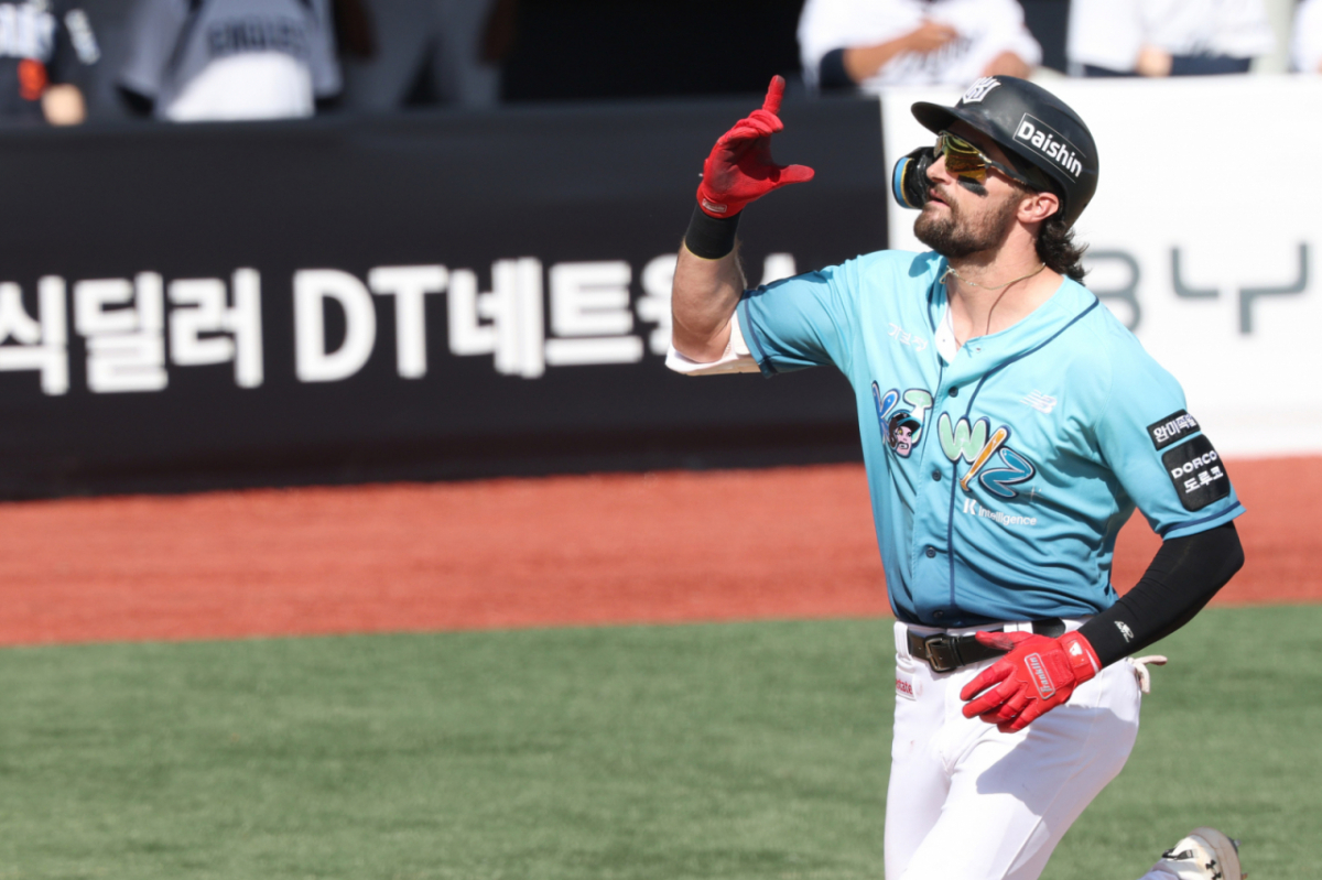 2026 신한 SOL Bank KBO리그 시범경기 KT 위즈 대 한화 이글스 경기가 17일 수원 KT위즈파크에서 열렸다.  KT 힐리어드가 6회말 1사에서 우월 1점 홈런을 날리고 홈인하고 있다. /사진=김진경 대기자