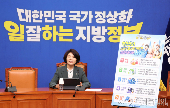 한정애 더불어민주당 선거대책위원회 정책본부장이 17일 오전 서울 여의도 국회에서 '대한민국 국가 정상화, 일 잘하는 지방정부'-제9회 전국동시지방선거 민주당 청년 공약을 발표하고 있다./사진=뉴시스