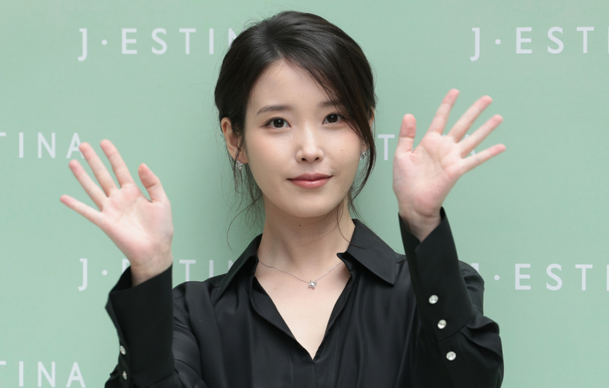 배우 겸 가수 아이유가 11일 서울 송파구 제이에스티나 본사 쇼룸에서 열린 포토콜 행사에 참석해 포즈를 취하고 있다. /사진=뉴스1