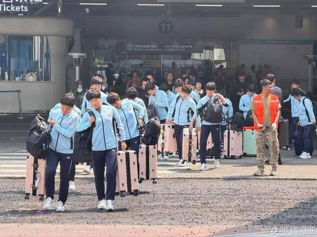 (서울=뉴스1) = 북한 내고향여자축구단 선수들이 12일 중국 베이징 공항에 도착하고 있다. 내고향여자축구단은 수원에서 열리는 아시아축구연맹(AFC) 여자 챔피언스리그 준결승을 위해 오는 17일 인천국제공항을 통해 한국에 입국한다. (남북체육교류협회 제공. 재판매 및 DB 금지) 2026.5.12/뉴스1 Copyright © 뉴스1. All rights reserved. 무단 전재 및 재배포, AI학습 이용 금지.