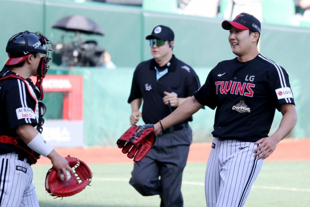 LG 트윈스 손주영(오른쪽)이 17일 인천 SSG랜더스필드에서 열린 2026 신한 SOL KBO리그 SSG 랜더스와 방문경기에서 9회말 등판해 팀 승리를 지켜낸 뒤 미소를 짓고 있다. /사진=강영조 선임기자