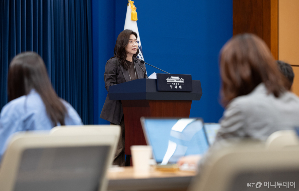 (서울=뉴스1) 이재명 기자 = 강유정 수석대변인이 17일 청와대 춘추관에서 국정목표 관련 브리핑을 하고 있다. 2026.5.17/뉴스1  Copyright © 뉴스1. All rights reserved. 무단 전재 및 재배포,  AI학습 이용 금지. /사진=(서울=뉴스1) 이재명 기자