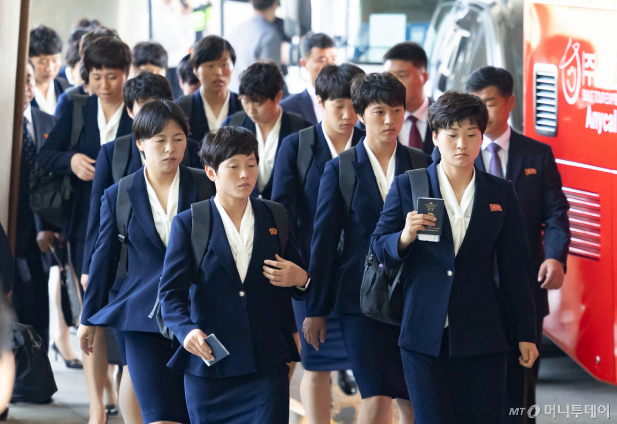 (인천공항 =뉴스1) 임세영 기자 = 아시아축구연맹(AFC) 여자챔피언스리그 준결승전에 출전하는 북한 여자축구팀 ‘내고향여자축구단’이 17일 오후 인천국제공항 제1여객터미널로 입국하고 있다. (공동취재) 2026.5.17/뉴스1  Copyright © 뉴스1. All rights reserved. 무단 전재 및 재배포,  AI학습 이용 금지. 