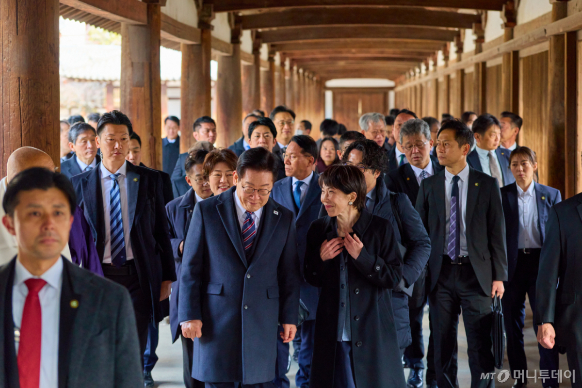 (나라(일본)=뉴스1) 이재명 기자 = 이재명 대통령과 다카이치 사나에 일본 총리가 14일 일본 나라현의 대표 문화유적지인 호류지를 둘러보고 있다. (공동취재) 2026.1.14/뉴스1  Copyright © 뉴스1. All rights reserved. 무단 전재 및 재배포,  AI학습 이용 금지. /사진=(나라(일본)=뉴스1) 이재명 기자
