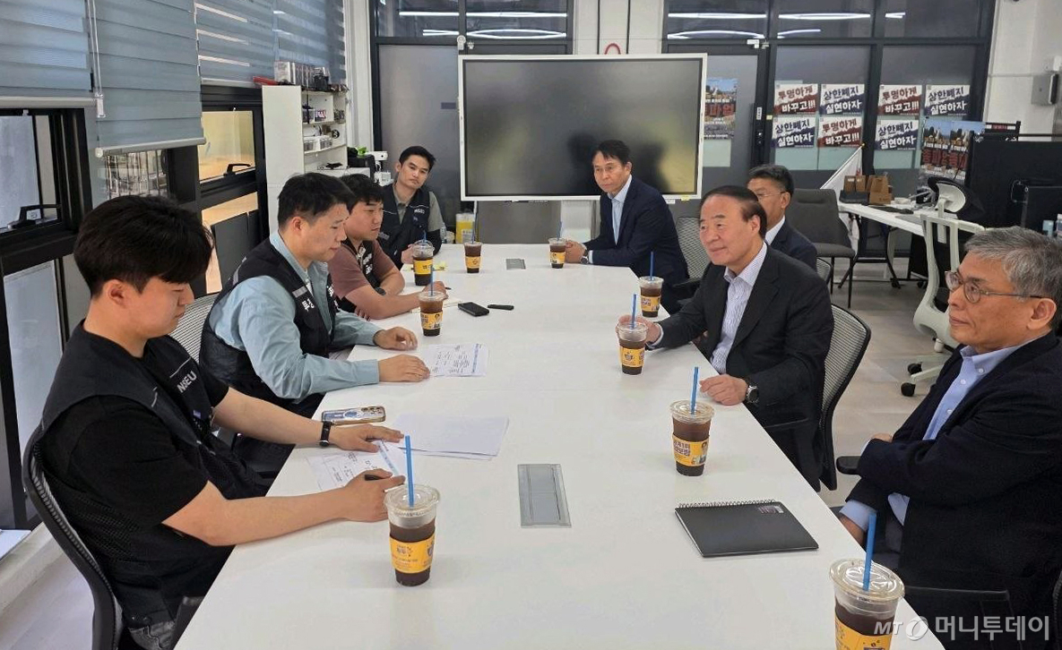 [서울=뉴시스] 삼성전자 DS부문 사장단이 15일 오후 경기 삼성전자 평택캠퍼스에 위치한 노동조합 사무실을 방문해 삼성전자노동조합 공동투쟁본부와 대화하고 있다.  왼쪽 위부터 투쟁본부 정승원 국장, 이송이 부위원장, 최승호 위원장, 김재원 국장. 오른쪽 위부터 삼성전자 박용인 사장, 한진만 사장, 전영현 부회장, 김용관 사장. (사진=삼성전자 제공) 2026.05.15. photo@newsis.com *재판매 및 DB 금지 /사진=류현주