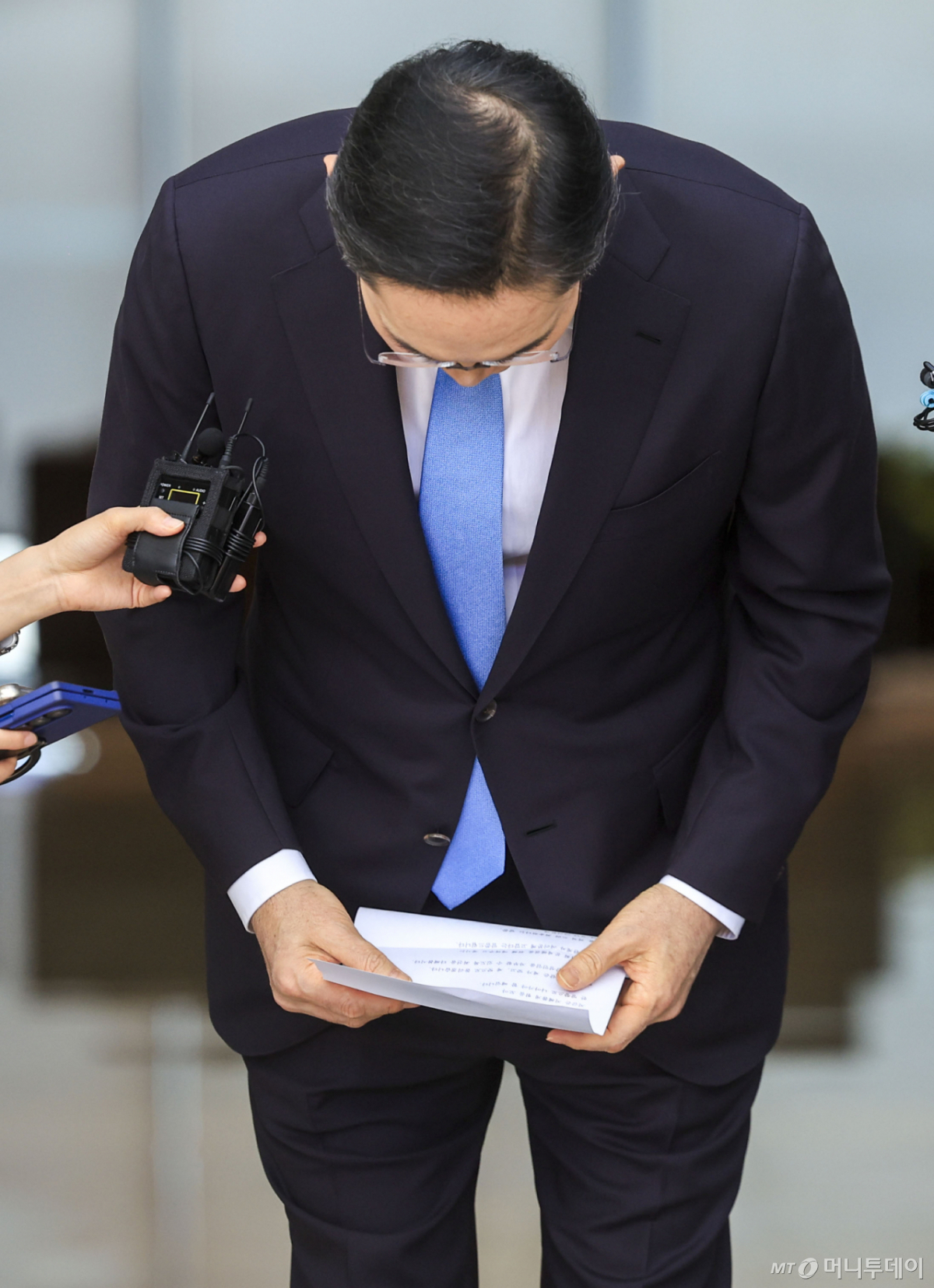 [서울=뉴시스] 정병혁 기자 = 이재용 삼성전자 회장이 16일 서울 강서구 김포국제공항 비즈니스센터로 귀국하며 취재진 앞에서 총파업이 예고된 노사 현안과 관련해 입장을 밝히며 머리를 숙이고 있다. 2026.05.16. jhope@newsis.com /사진=정병혁