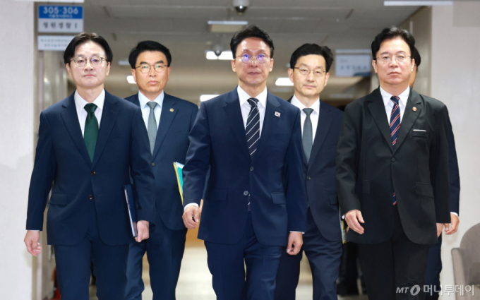 (서울=뉴스1) 임세영 기자 = 김민석 국무총리가 17일 서울 종로구 정부서울청사에서 삼성전자 파업 관련 대국민 담화를 하고 있다.  앞줄 왼쪽부터 김정관 산업통상부 장관, 김 총리, 김영훈 고용노동부 장관. 2026.5.17/뉴스1  Copyright (C) 뉴스1. All rights reserved. 무단 전재 및 재배포,  AI학습 이용 금지. /사진=(서울=뉴스1) 임세영 기자