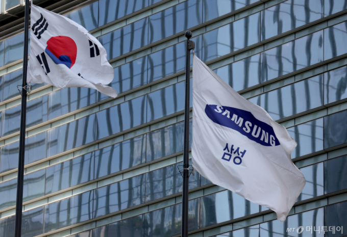 [서울=뉴시스] 김진아 기자 = 삼성전자 노사는 오는 18일 중앙노동위원회(중노위)에서 추가 사후조정을 진행한다. 김민석 국무총리는 17일 대국민담화에서 "파업으로 국민 경제에 막대한 피해가 우려되는 상황이 발생한다면, 정부는 국민경제 보호를 위해 긴급조정을 포함한 가능한 모든 대응수단을 강구하지 않을 수 없다"고 밝혔다. 사진은 17일 서울 삼성전자 서초사옥. 2026.05.17. bluesoda@newsis.com /사진=김진아