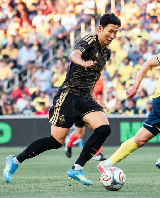 LAFC 공격수 손흥민이 18일 오전 9시(한국 시간) 미국 테네시주 내슈빌의 지오디스 파크에서 열린 내슈빌과의 '2026 미국 프로축구 메이저리그사커(MLS)' 원정에서 드리블 돌파하고 있다. /사진=LAFC 공식 SNS 갈무리