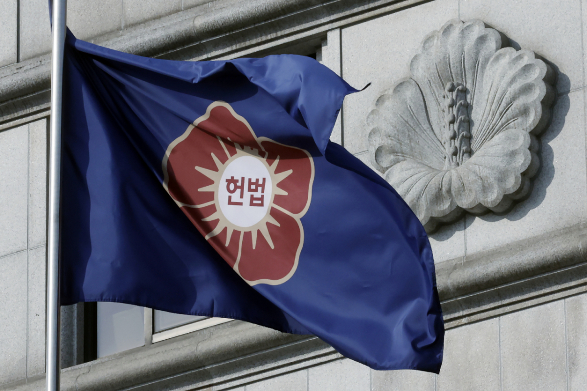서울시 종로구 재동 헌법재판소 게양대에 걸린 헌법재판소 깃발이 바람에 휘날리고 있다. /사진=뉴스1