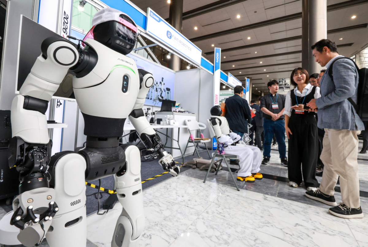 서울 강남구 코엑스 그랜드볼룸에서 열린 '2026 자율제조AI 월드쇼'를 찾은 관람객들이 휴머노이드 산업 로봇을 살펴보고 있다. 2026.4.27/뉴스1 Copyright © 뉴스1. All rights reserved. 무단 전재 및 재배포, AI학습 이용 금지. /사진=(서울=뉴스1)