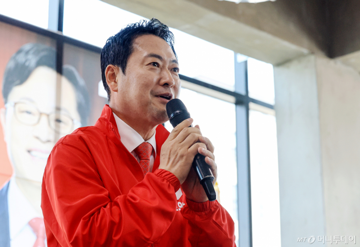 (공주=뉴스1) 이호윤 기자 = 장동혁 국민의힘 대표가 17일 충남 공주시 윤용근 공주·부여·청양 국회의원 후보 선거사무소 개소식에 참석해 축사를 하고 있다. 2026.5.17/뉴스1 Copyright © 뉴스1. All rights reserved. 무단 전재 및 재배포, AI학습 이용 금지. /사진=(공주=뉴스1) 이호윤 기자