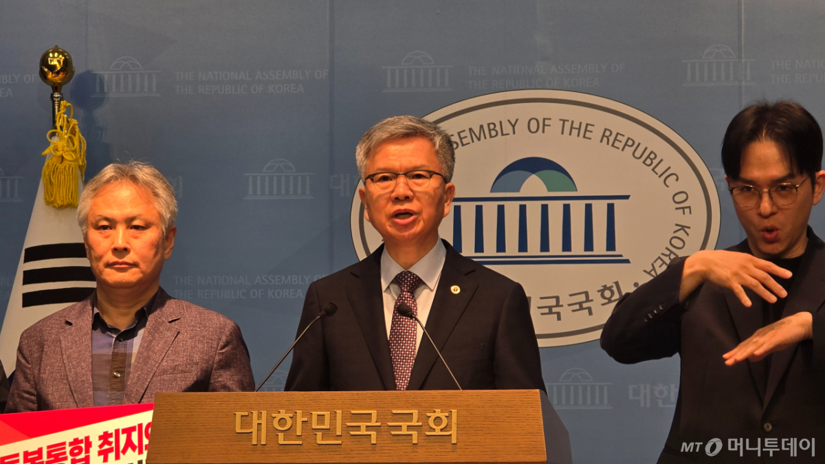 김택우 대한의사협회(의협) 회장이 18일 오후 서울 여의도 국회 소통관에서 열린 '돌봄통합지원법에 역행하는 의료기사법 개정 결사반대' 기자회견에서 발언하고 있다. /사진=홍효진 기자