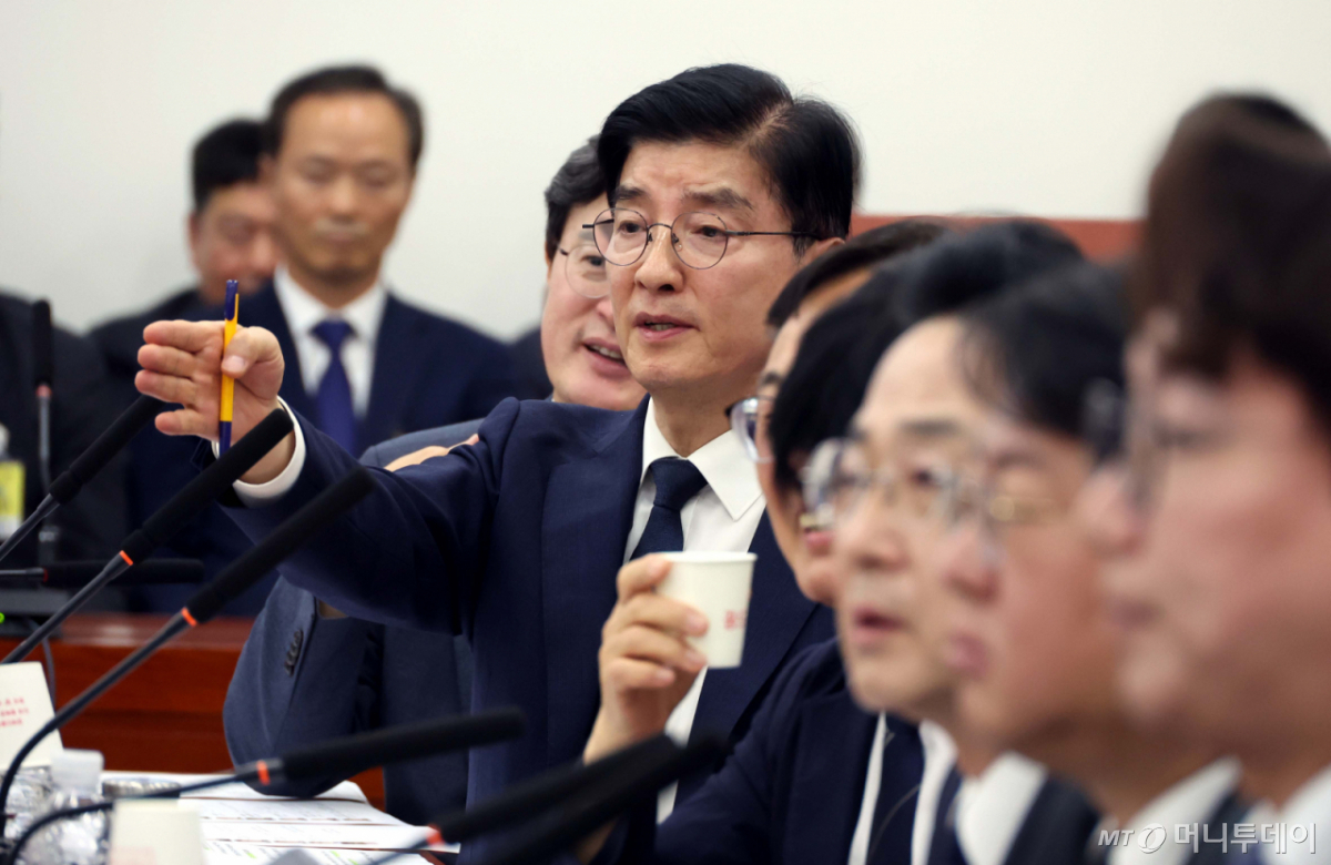 [서울=뉴시스] 조성봉 기자 = 이해식 더불어민주당 의원이 18일 오전 서울 여의도 국회에서 열린 행정안전위원회 전체회의에서 국민의힘 의원들이 노트북에 부착한 '정원오 더불어민주당 서울시장 후보 규탄' 관련 피켓에 대해 항의하고 있다.  2026.05.18. suncho21@newsis.com /사진=조성봉