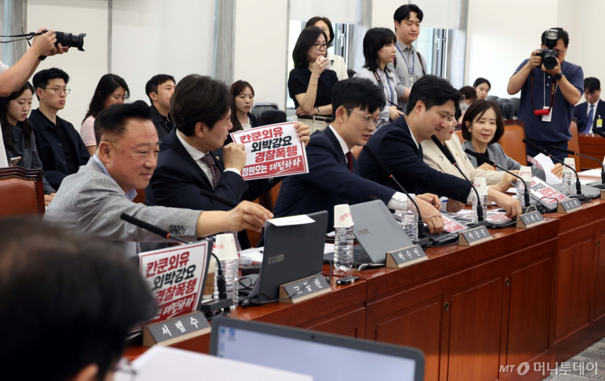 [서울=뉴시스] 조성봉 기자 =  18일 오전 서울 여의도 국회에서 열린 행정안전위원회 전체회의에서 국민의힘 의원들이 노트북에 부착한 정원오 더불어민주당 서울시장 후보 규탄 관련 피켓을 떼고 있다.  2026.05.18. suncho21@newsis.com /사진=조성봉