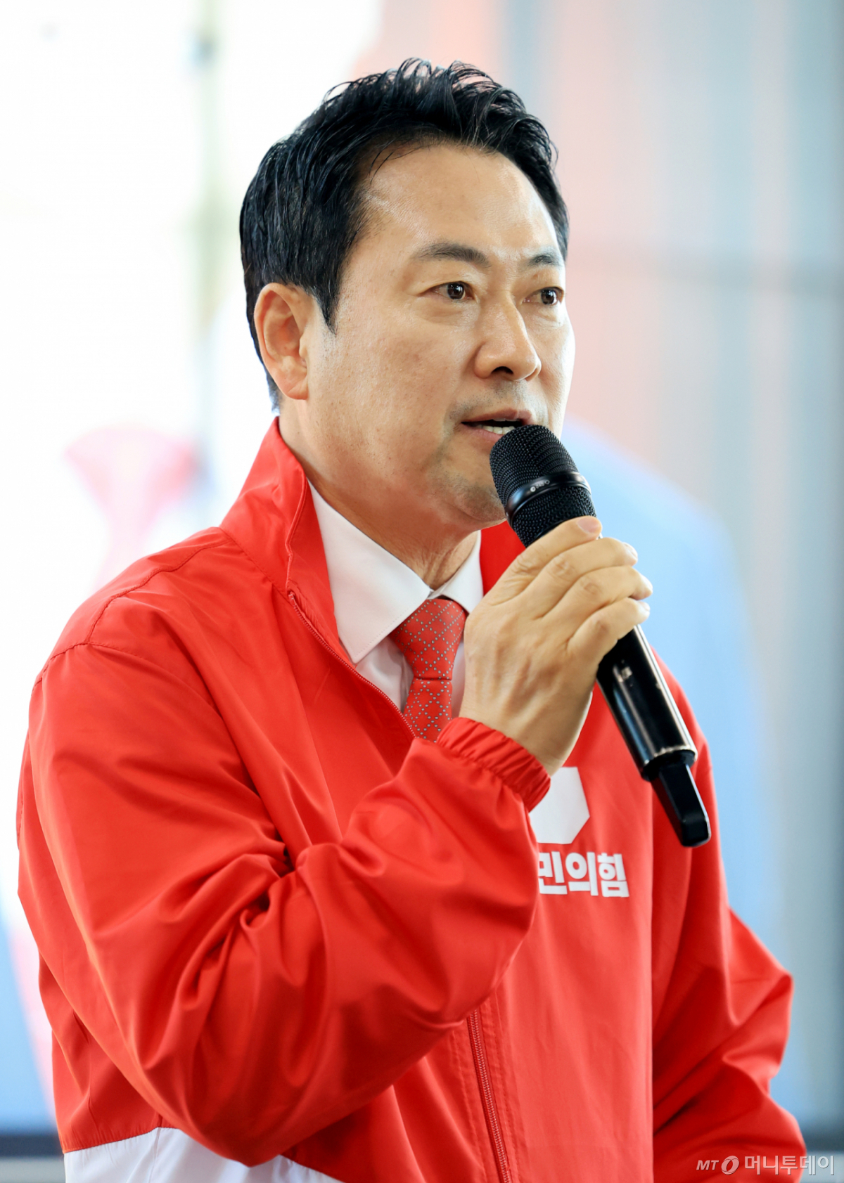 (공주=뉴스1) 이호윤 기자 = 장동혁 국민의힘 대표가 17일 충남 공주시 윤용근 공주·부여·청양 국회의원 후보 선거사무소 개소식에 참석해 축사를 하고 있다. 2026.5.17/뉴스1 Copyright © 뉴스1. All rights reserved. 무단 전재 및 재배포, AI학습 이용 금지. /사진=(공주=뉴스1) 이호윤 기자