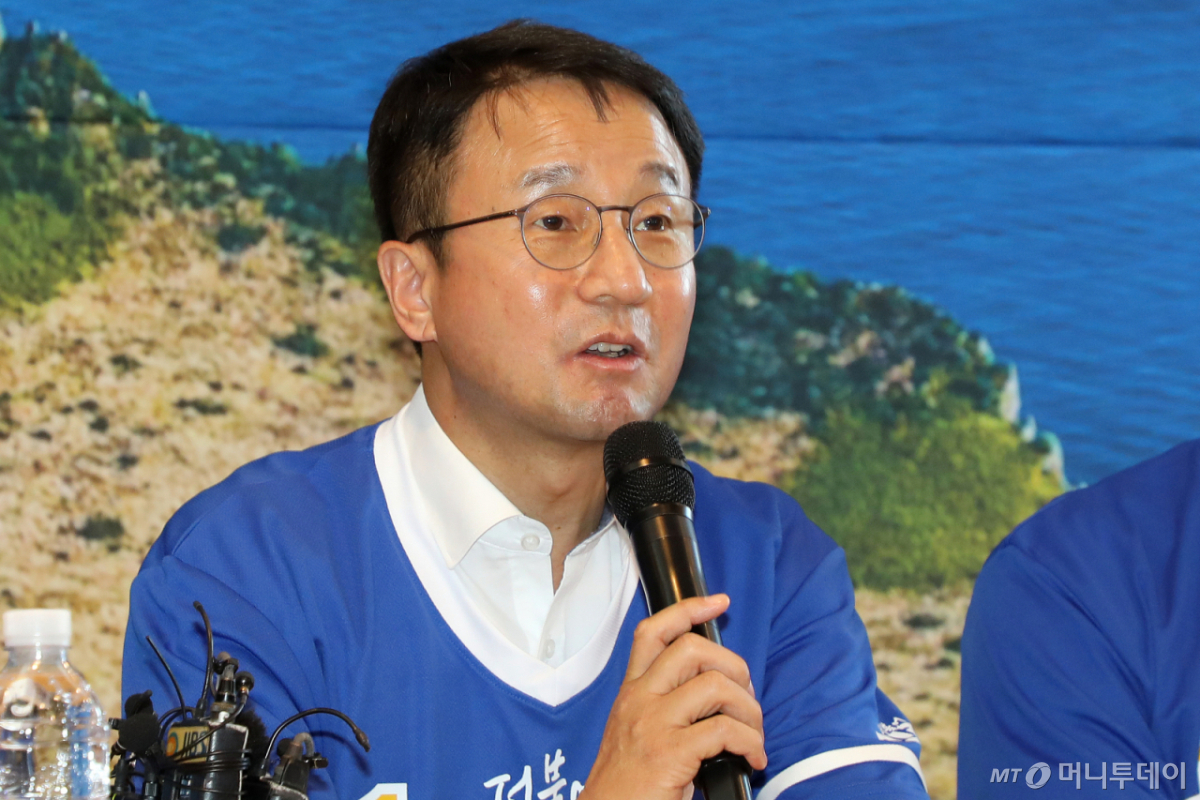 (제주=뉴스1) 오미란 기자 = 한병도 더불어민주당 원내대표가 15일 오전 제주시 오라동 위성곤 민주당 제주도지사 후보 선거사무소에서 열린 선거대책위원회 회의에서 발언하고 있다. 2026.5.15/뉴스1 Copyright © 뉴스1. All rights reserved. 무단 전재 및 재배포, AI학습 이용 금지. /사진=(제주=뉴스1) 오미란 기자