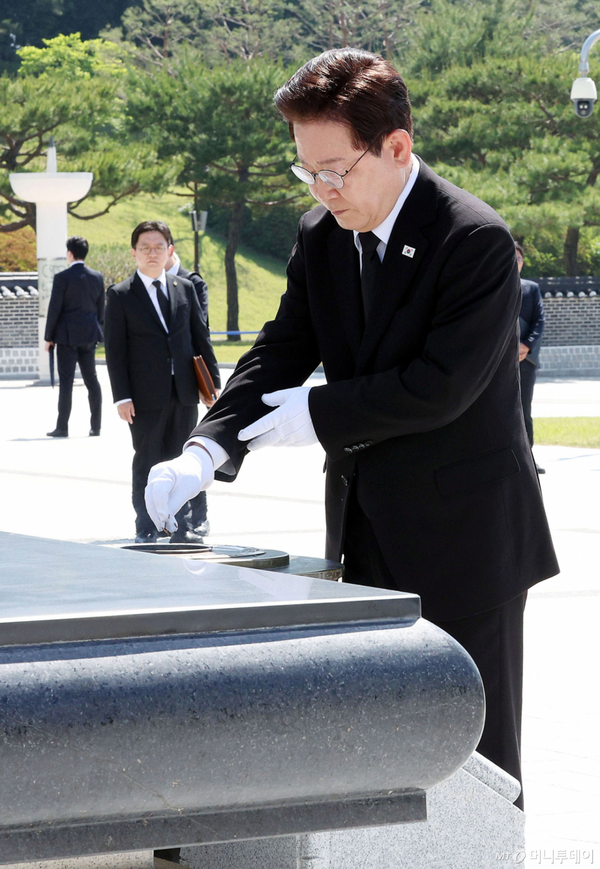 [광주=뉴시스] 고범준 기자 = 이재명 대통령이 18일 광주 북구 국립5·18민주묘지 민중항쟁추모탑에서 참배하고 있다. 2026.05.18. bjko@newsis.com /사진=고범준