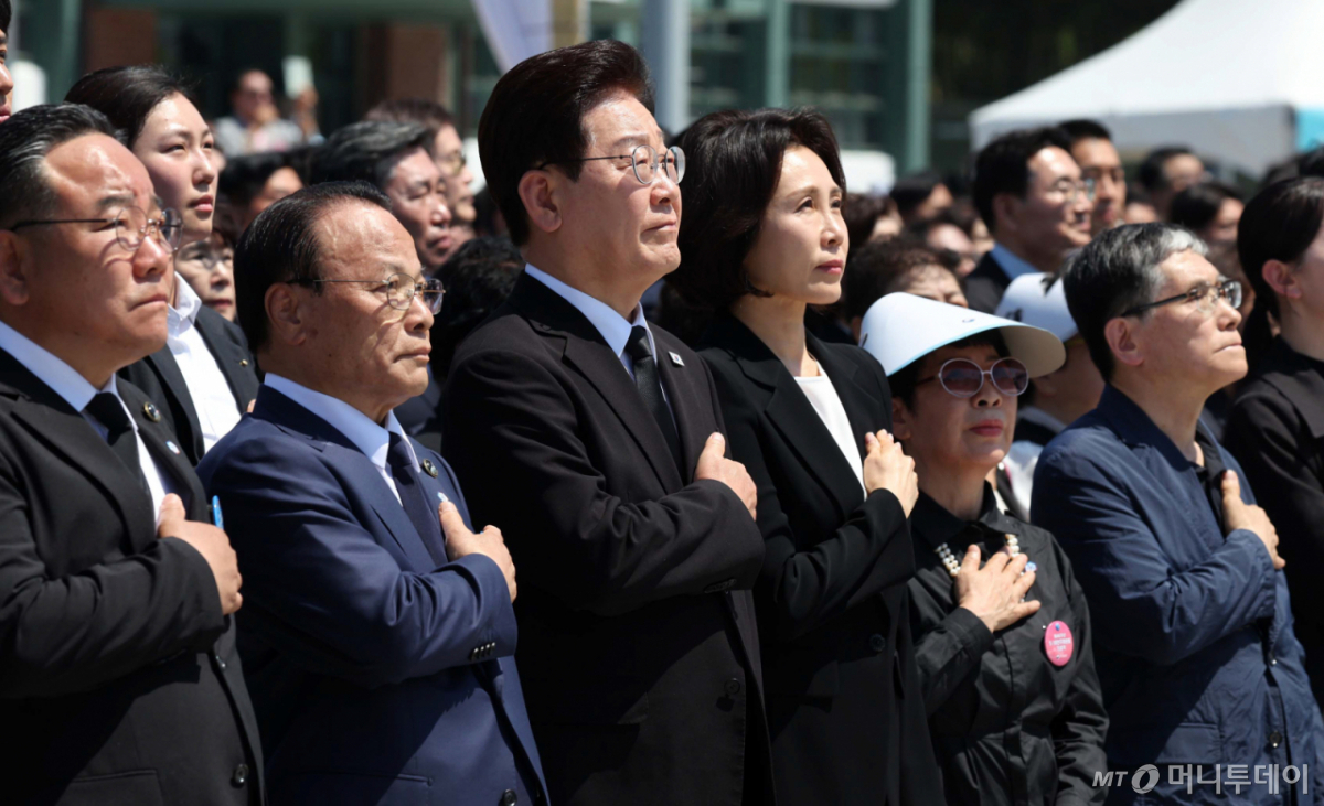 (광주=뉴스1) 이재명 기자 = 이재명 대통령과 김혜경 여사가 18일 광주 동구 5·18민주광장에서 열린 제46주년 5·18민주화운동 기념식에서 국민의례를 하고 있다. 2026.5.18/뉴스1 Copyright © 뉴스1. All rights reserved. 무단 전재 및 재배포, AI학습 이용 금지. /사진=(광주=뉴스1) 이재명 기자