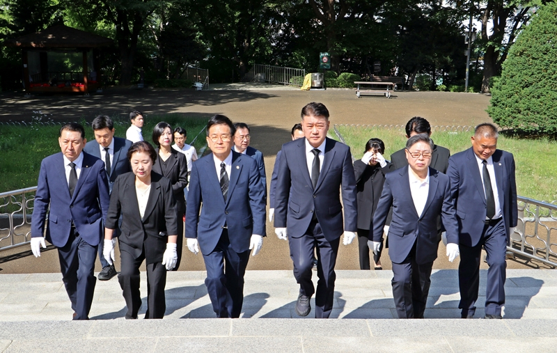 김정호 후보가 지난 16일 국민의힘 광명시·도의원 후보와 함께 현충탑을 찾았다./사진제공=김 후보 선거캠프
