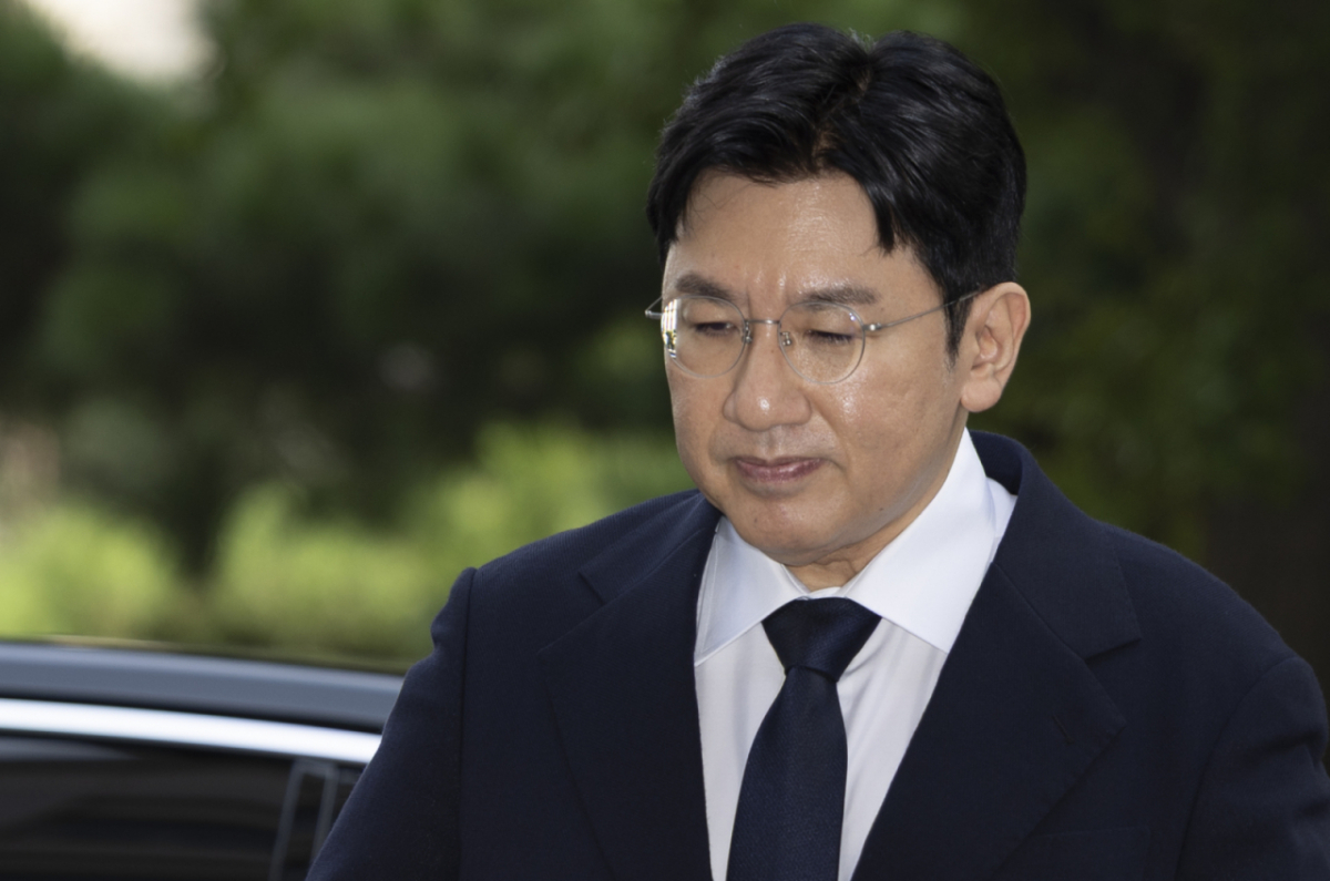 방시혁 하이브 의장이 지난해 9월15일 오전 서울 마포구 서울경찰청 광역수사단 금융범죄수사대에서 조사를 받기 위해 출석하고 있다. 방 의장은 하이브 상장 전인 2019년 기존 하이브 투자자들에게 기업공개(IPO) 계획이 없다고 한 뒤 자신과 관계있는 사모펀드가 설립한 특수목적법인(SPC)에 지분을 팔도록 한 혐의를 받는다./사진=뉴시스.