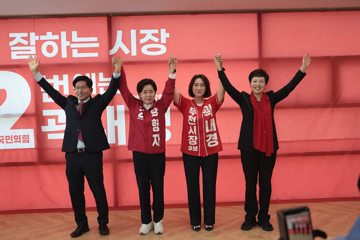 곽내경 후보가 지난 15일 선거사무실 개소식에서 김문수 명예선거대책위원장, 양향자 국민의힘 경기지사후보 , 나경원·김은혜 의원 등 주요인사와 함께 필승을 다짐했다./사진제공=곽 후보 선거캠프