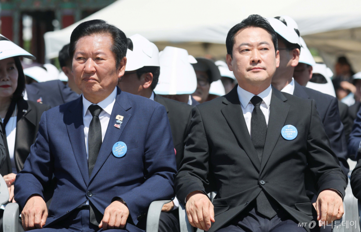 [광주=뉴시스] 고범준 기자 = 정청래(왼쪽) 더불어민주당 대표와 장동혁 국민의힘 대표가 18일 광주 동구 5·18민주광장에서 열린 제46주년 5·18민주화운동 기념식에 참석해 있다. 2025.05.18. bjko@newsis.com /사진=최동준