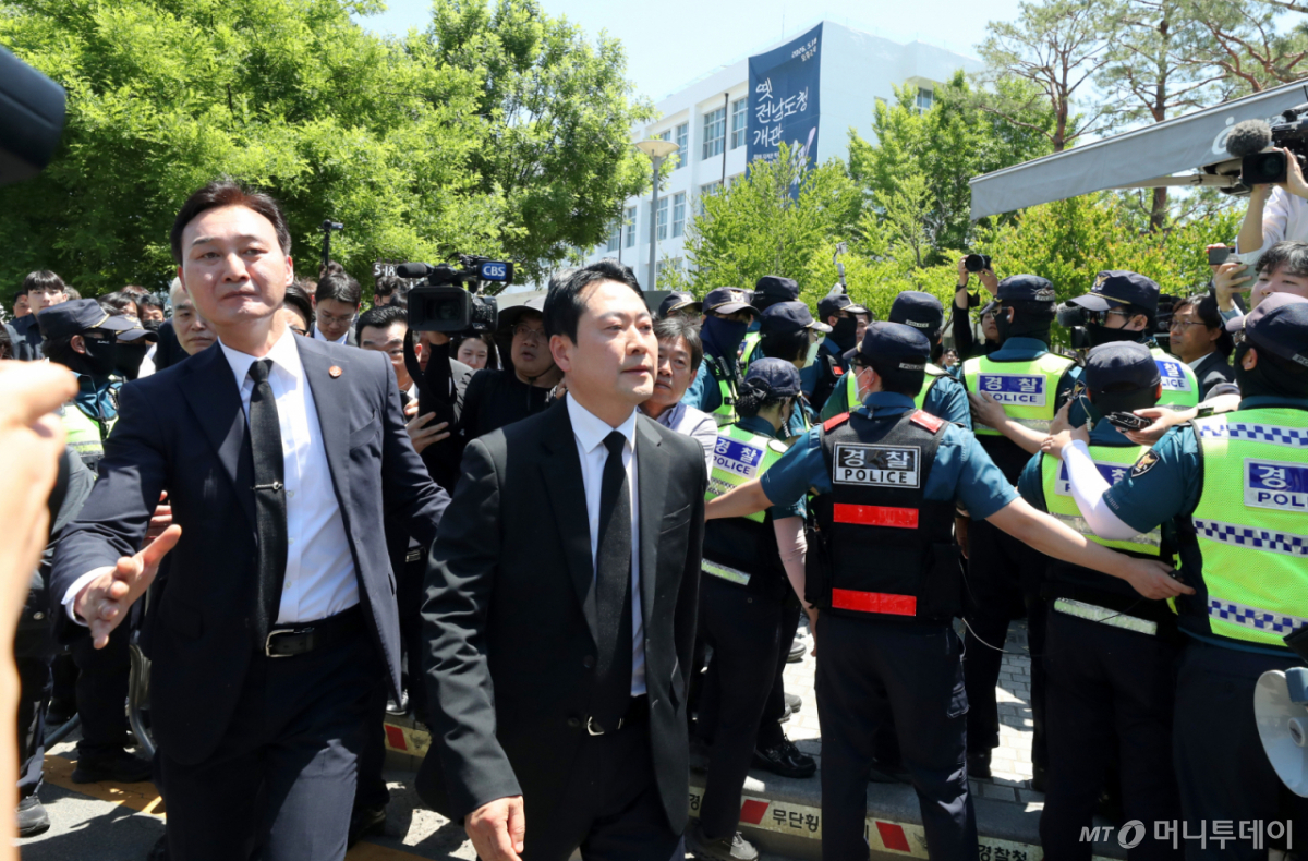 (광주=뉴스1) 김태성 기자 = 장동혁 국민의힘 대표가 18일 광주 동구 5·18민주광장에서 열린 제46주년 5·18민주화운동 기념식을 마치고 걸어나오고 있다. 2026.5.18/뉴스1 Copyright © 뉴스1. All rights reserved. 무단 전재 및 재배포, AI학습 이용 금지. /사진=(광주=뉴스1) 김태성 기자