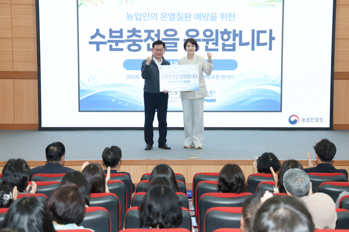 동아오츠카(주) 관계자가 이승돈 농진청장에게 농업인 온열질환 예방을 위한 이온음료를 전달하고 있다./사진=농촌진흥청