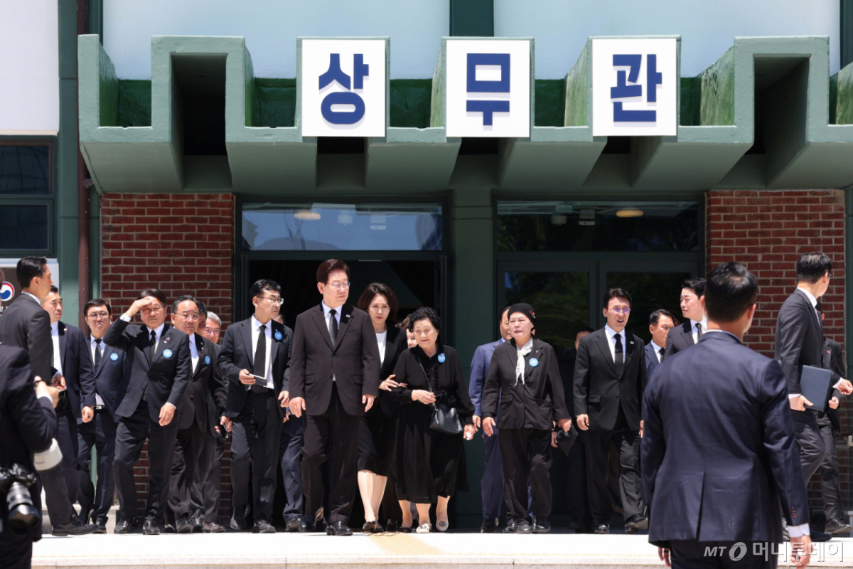 (광주=뉴스1) 이재명 기자 = 이재명 대통령과 김혜경 여사가 18일 광주 동구 금남로 옛 전남도청 상무관에서 헌화한 뒤 이동하고 있다. 2026.5.18/뉴스1  Copyright © 뉴스1. All rights reserved. 무단 전재 및 재배포,  AI학습 이용 금지. /사진=(광주=뉴스1) 이재명 기자