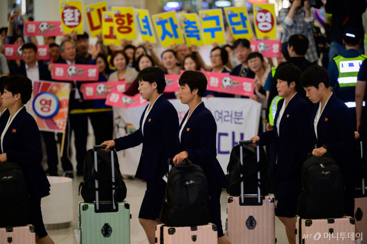 (인천공항 =뉴스1) 임세영 기자 = 아시아축구연맹(AFC) 여자챔피언스리그 준결승전에 출전하는 북한 여자축구팀 ‘내고향여자축구단’이 17일 오후 인천국제공항 제1여객터미널로 입국하고 있다. (공동취재) 2026.5.17/뉴스1 Copyright © 뉴스1. All rights reserved. 무단 전재 및 재배포, AI학습 이용 금지.