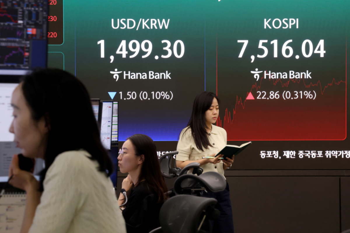 (서울=뉴스1) 이광호 기자 = 코스피가 극심한 변동성 끝에 7500선을 회복한 18일 오후 서울 중구 하나은행 딜링룸 현황판에 전장대비 22.86포인트(0.31%) 상승한 7,516.04를 나타내고 있다.   이날 원달러환율은 전장대비 1.50원(0.10%)하락한 1,499.30원을 나타내고 있다.  2026.5.18/뉴스1  Copyright © 뉴스1. All rights reserved. 무단 전재 및 재배포,  AI학습 이용 금지. /사진=(서울=뉴스1) 이광호 기자