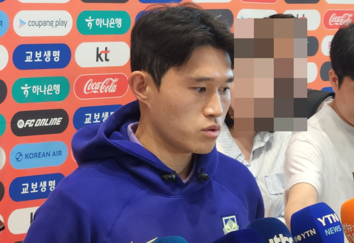 출국 전 취재진의 질문에 답하는 이동경. /사진=박건도 기자