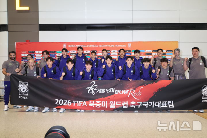 출국 전 기념사진을 찍는 대한민국 국가대표팀 선수단. /사진=뉴시스