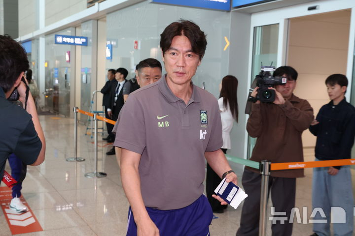 홍명보 감독이 인천국제공항을 통해 출국하고 있다. /사진=뉴시스