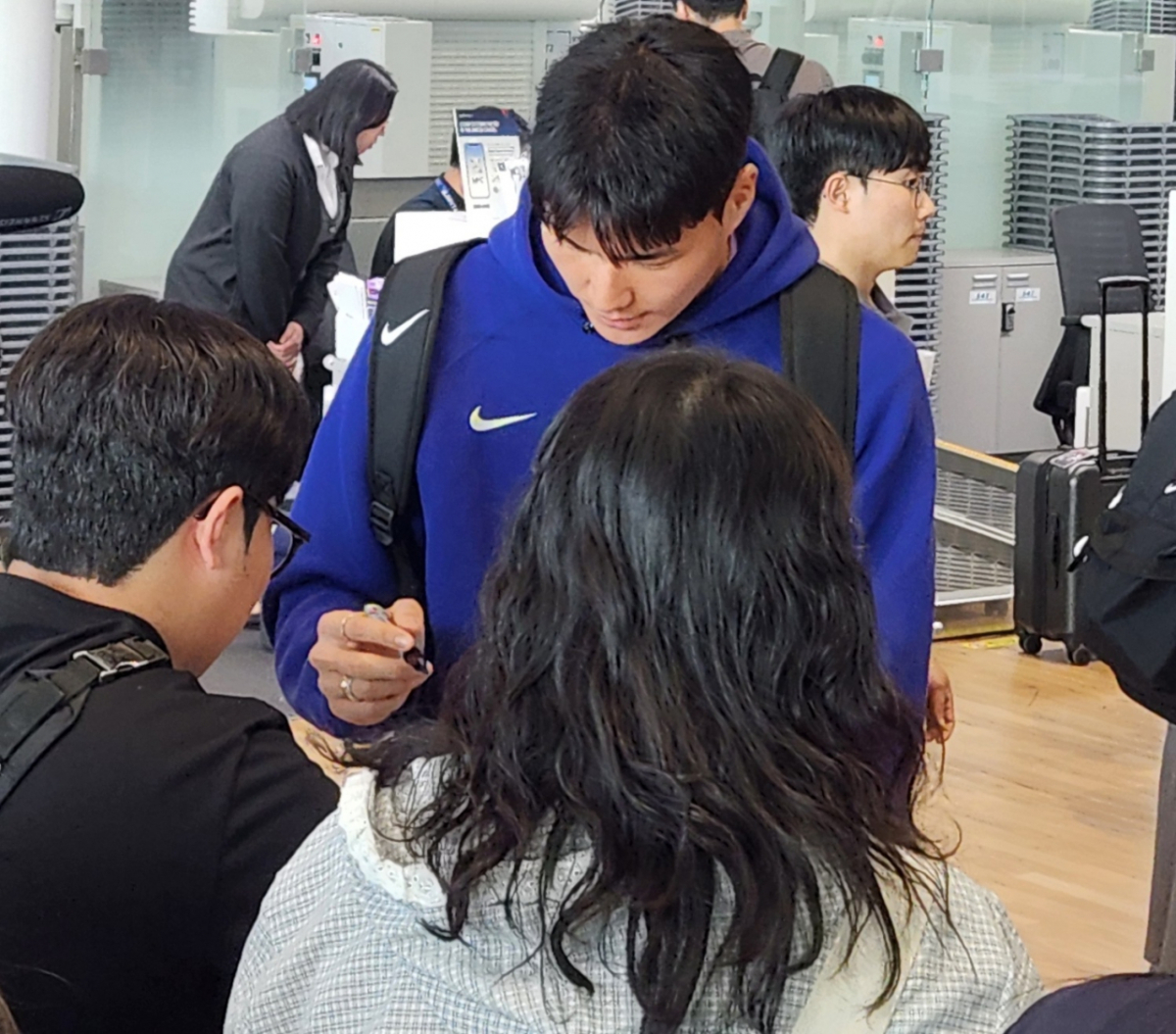 팬들의 사인 요청에 응하는 송범근. /사진=박건도 기자