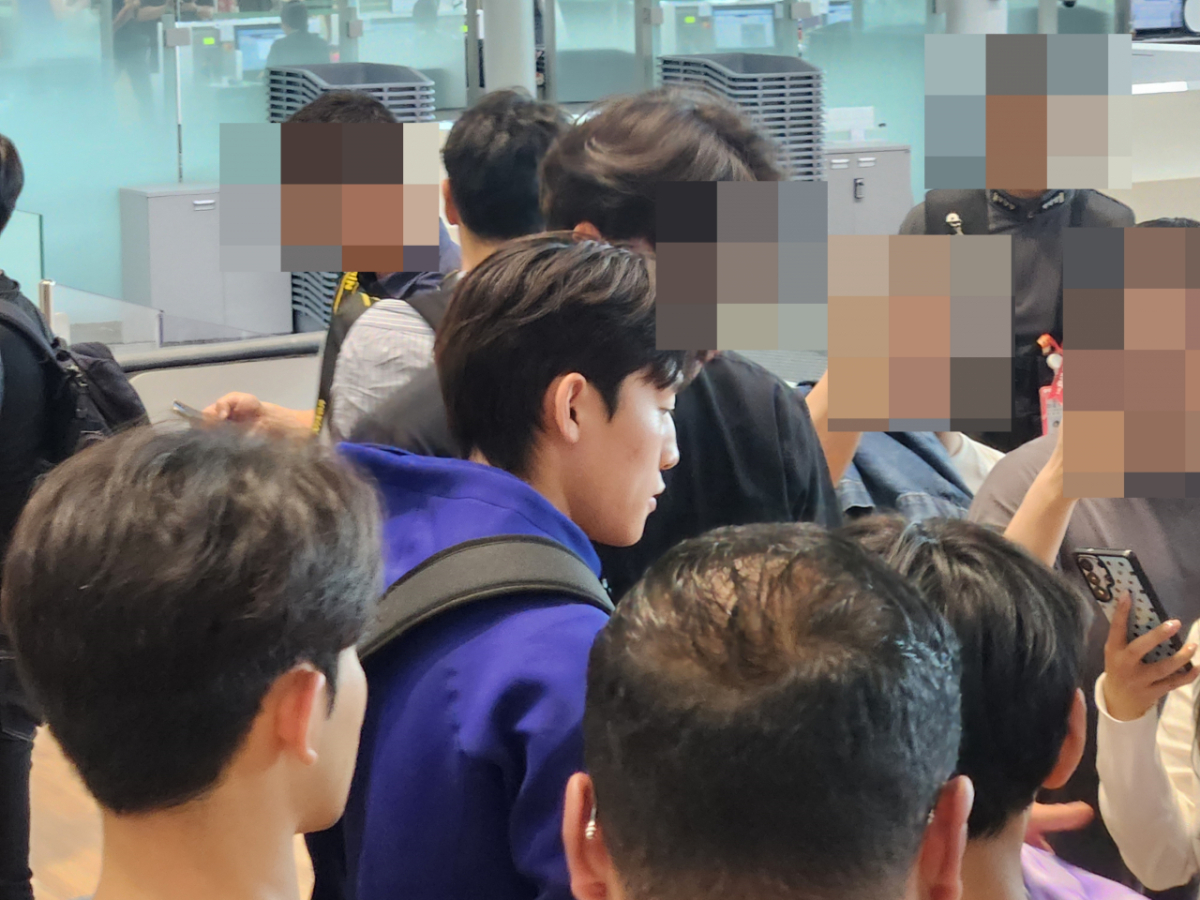 배준호(가운데)가 팬들에게 사인하고 있다. /사진=박건도 기자