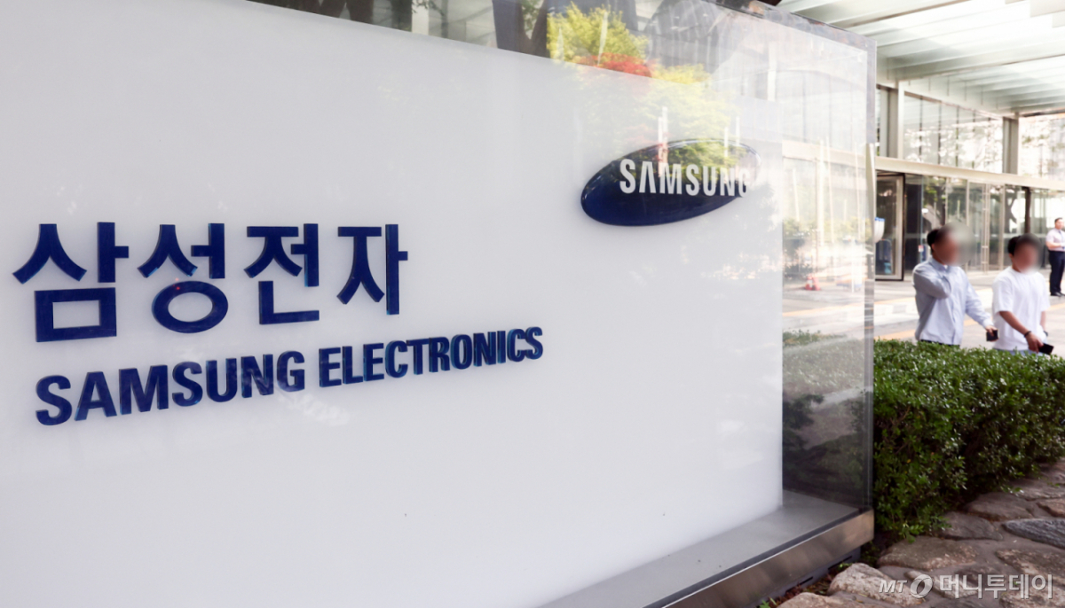 삼성전자 노사가 중앙노동위원회(중노위) 2차 사후조정 회의에 돌입한 18일 서울 서초구 삼성전자 사옥에서 직원들이 이동하고 있다. /사진=뉴스1 /사진=(서울=뉴스1) 최지환 기자