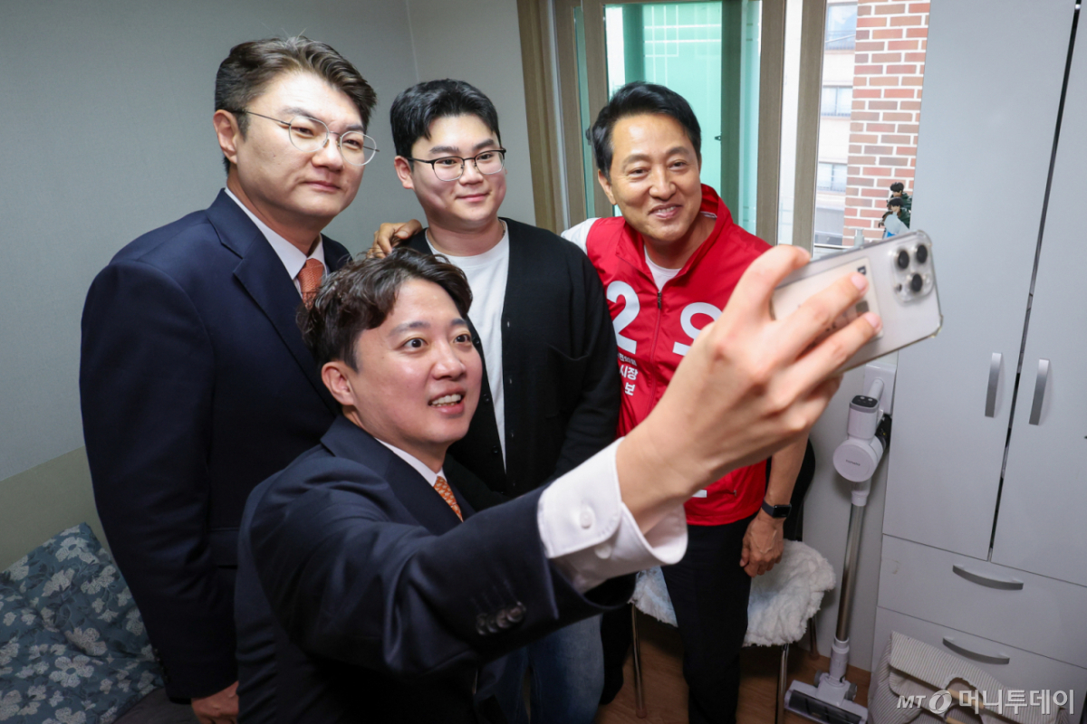 (서울=뉴스1) 안은나 기자 = 오세훈 국민의힘 서울시장 후보와 이준석 개혁신당 대표, 김정철 서울시장 후보가 16일 오전 서울 노원구 공릉로의 원룸을 찾아 이곳에서 자취하는 대학생과 대화하며 애로사항을 청취한 뒤 셀카를 찍고 있다. 2026.5.16/뉴스1  Copyright © 뉴스1. All rights reserved. 무단 전재 및 재배포,  AI학습 이용 금지. /사진=(서울=뉴스1) 안은나 기자