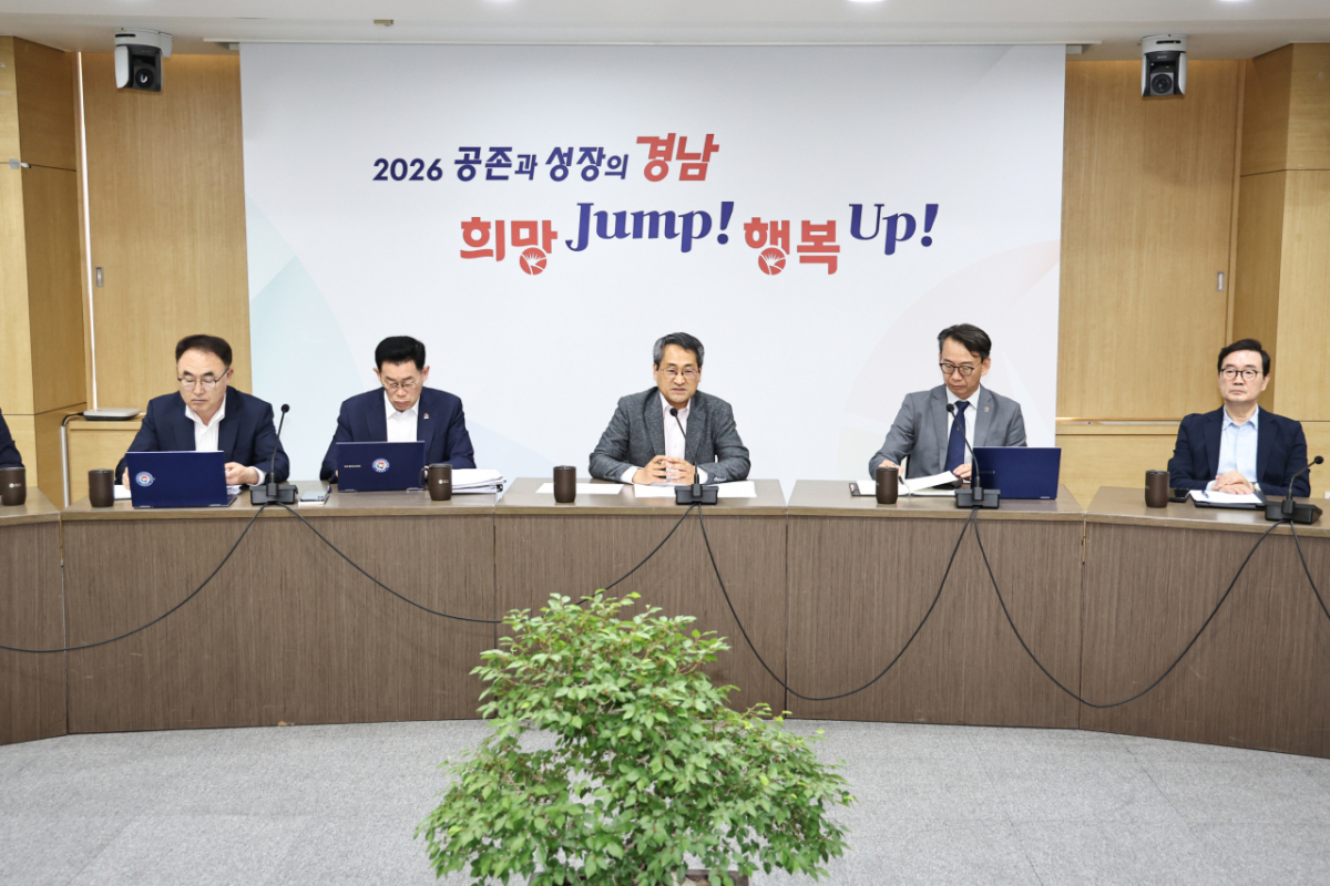 박일웅 경남도지사 권한대행(가운데)이 실국본부장회의를 하고 있다./사진제공=경남도