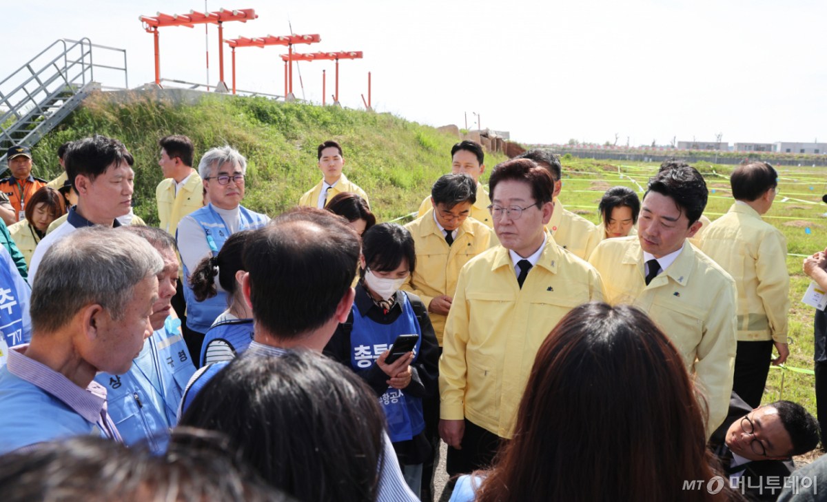 (무안=뉴스1) 이재명 기자 = 이재명 대통령이 18일 무안국제공항을 찾아 12·29 무안공항 제주항공 여객기 참사 유가족들과 대화를 나누고 있다. 2026.5.18/뉴스1  Copyright © 뉴스1. All rights reserved. 무단 전재 및 재배포,  AI학습 이용 금지. /사진=(무안=뉴스1) 이재명 기자