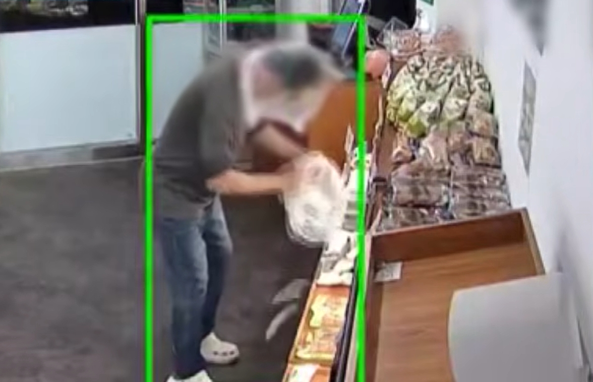 지난 16일 밤 11시20분쯤 강원 춘천 한 무인 빵집에서 비닐봉지를 쓴 채 절도 행각을 벌이는 남성. /사진=JTBC '사건반장' 방송화면 캡처