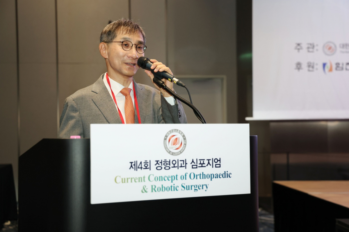 17일 열린 '제4회 정형외과 심포지엄'에서 힘찬병원 이수찬 대표원장이 개회사로 심포지엄의 막을 열고 있다. /사진=힘찬병원