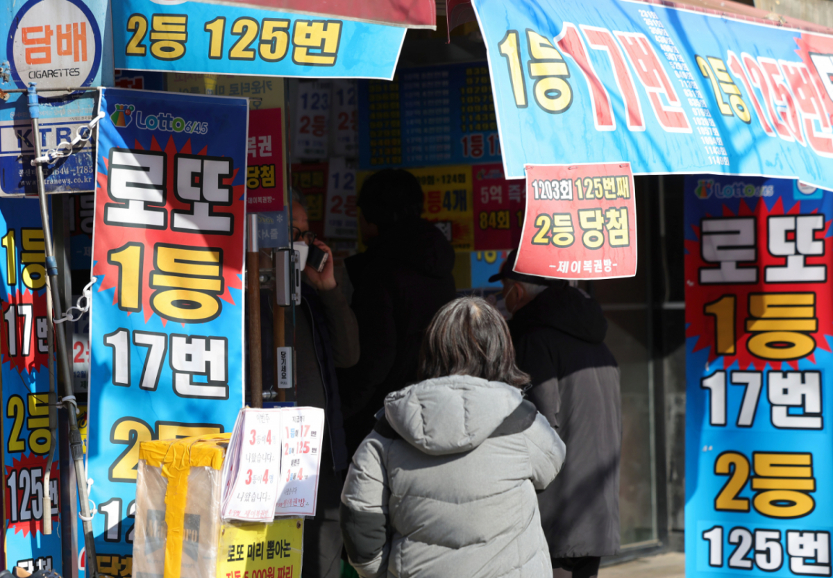 남편이 결혼 전 연금복권에 당첨된 사실을 뒤늦게 알았다는 여성이 배신감을 토로했다. 결혼 3년 차 직장인 A씨는 얼마 전 몰래 남편 휴대전화를 보다 연금복권 당첨 사실을 알게 됐다. 남편은 결혼 전 연금복권에 당첨됐으며, 이 사실을 3년 동안 숨기고 있었다고 한다. 사진은 기사 이해를 돕기 위한 자료 사진. /사진=뉴시스