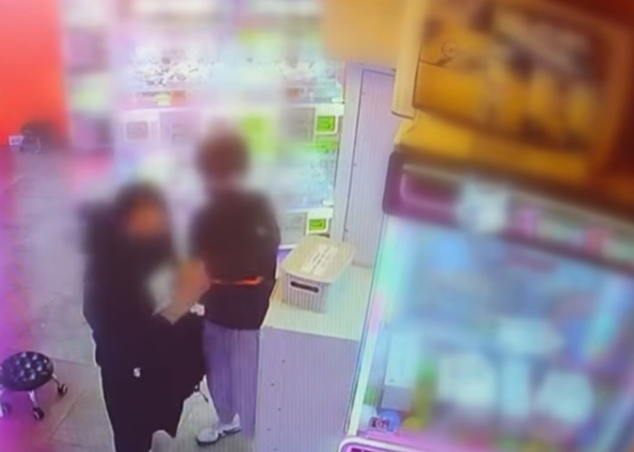 이들이 무인점포에서 절도를 시도한 건 이번이 처음은 아니라고 한다. 동대문구 인형뽑기방 사장은 '사건반장'에 "제가 인형뽑기방 20곳을 운영하는데 이 애들이 제 매장만 6~7개를 털었다. 지난달 8일에만 수유리와 종로에 있는 제 매장 두 곳이 털렸다. 애들을 잡았는데 풀어주니까 그중 한명이 이번에 또 범행을 저질렀다"고 토로했다. 그는 "형사들 말로는 잡아 놓으면 검사가 영장을 기각하고, 얘네가 또 나와 다른 애를 데리고 또 절도한다고 한다. 제가 본 피해액만 3000만원이 넘는다"고 전했다. /사진=JTBC '사건반장'