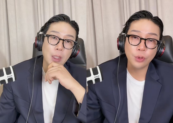 MC몽은 지난 18일 진행한 라이브 방송에서 최근 원헌드레드 소속 아티스트 이탈 사태를 언급하며 "더보이즈 영입 당시 멤버 1인당 15억원씩, 계약금 165억원을 줬다. 이전 소속사보다 3배를 준 거다. 계약금 165억원을 주고 앨범 제작비로 70억원이 들었다"고 주장했다. 그는 "인당 15억원을 받았으면, 최소 80억원은 토해놓고 나와야 한다. 근데 이것도 토하고 나가는 건 싫다는 뜻 아니냐. 이게 뭔 진상이냐"고 지적했다. /사진=MC몽 라이브 방송 화면 갈무리