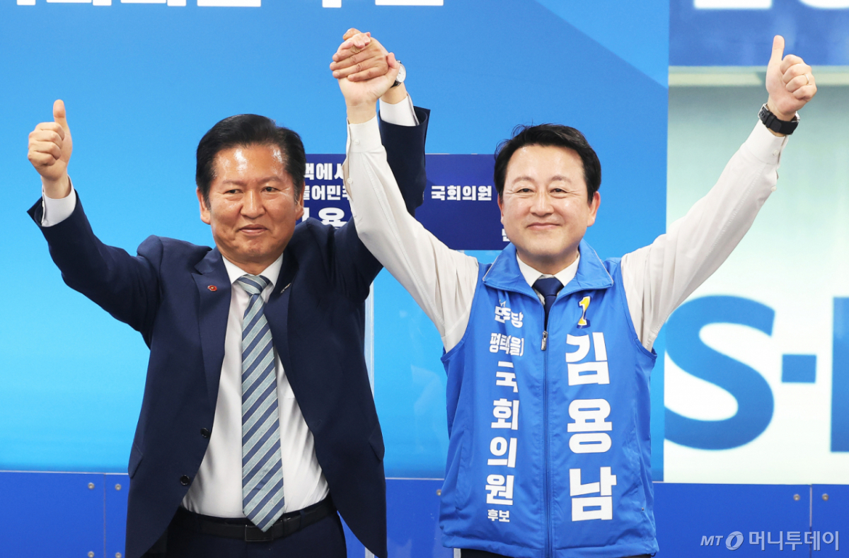 (평택=뉴스1) 김영운 기자 = 김용남 더불어민주당 경기 팽택을 국회의원 후보가 15일 경기 평택시 안중읍 선거사무소에서 열린 개소식에서 정청래 대표와 함께 기념촬영을 하고 있다. (공동취재) 2026.5.16/뉴스1 Copyright © 뉴스1. All rights reserved. 무단 전재 및 재배포, AI학습 이용 금지. /사진=(평택=뉴스1) 김영운 기자