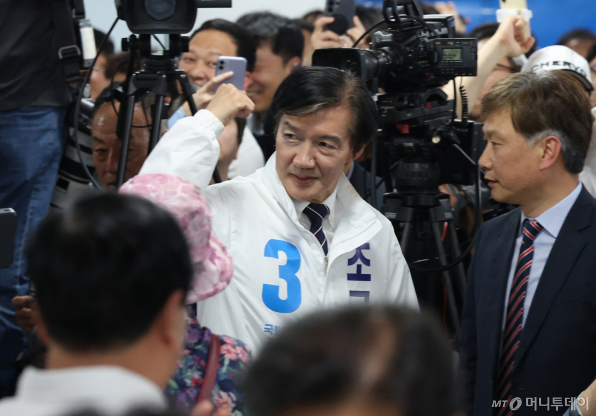 (평택=뉴스1) 김영운 기자 = 조국 조국혁신당 경기 팽택을 국회의원 후보가 15일 경기 평택시 안중읍 선거사무소에서 열린 개소식에 입장하고 있다. 2026.5.16/뉴스1 Copyright © 뉴스1. All rights reserved. 무단 전재 및 재배포, AI학습 이용 금지. /사진=(평택=뉴스1) 김영운 기자